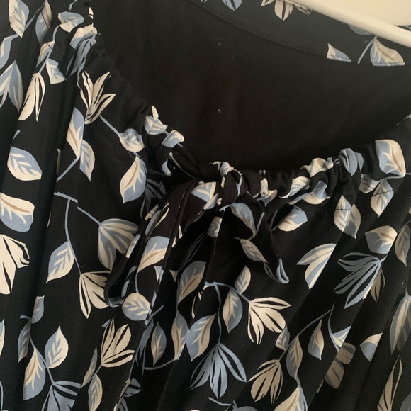 Like New J. Jill Navy Blue Floral Vine Design SZ Large Petite, can fit Large Reg - Picture 4 of 7